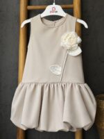 Елегантна рокля в бежаво